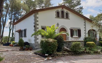 Vista exterior de Finca rústica en venda en Begues amb Calefacció, Jardí privat i Traster