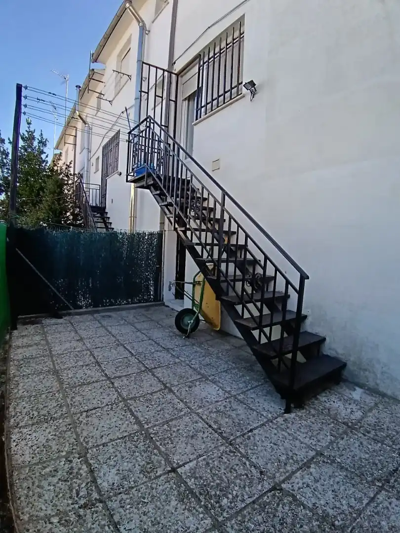 Vista exterior de Casa o xalet en venda en Navaluenga amb Jardí privat, Terrassa i Moblat