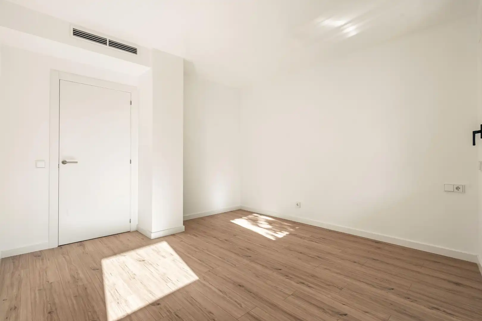 Dormitori de Pis en venda en Badalona amb Aire condicionat, Parquet i Terrassa
