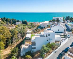 Vista exterior de Casa o xalet en venda en Benalmádena amb Aire condicionat, Calefacció i Jardí privat