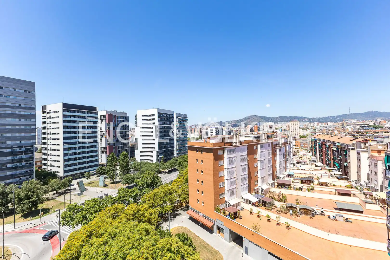 Exterior view of Flat for sale in L'Hospitalet de Llobregat  with Air Conditioner, Heating and Parquet flooring