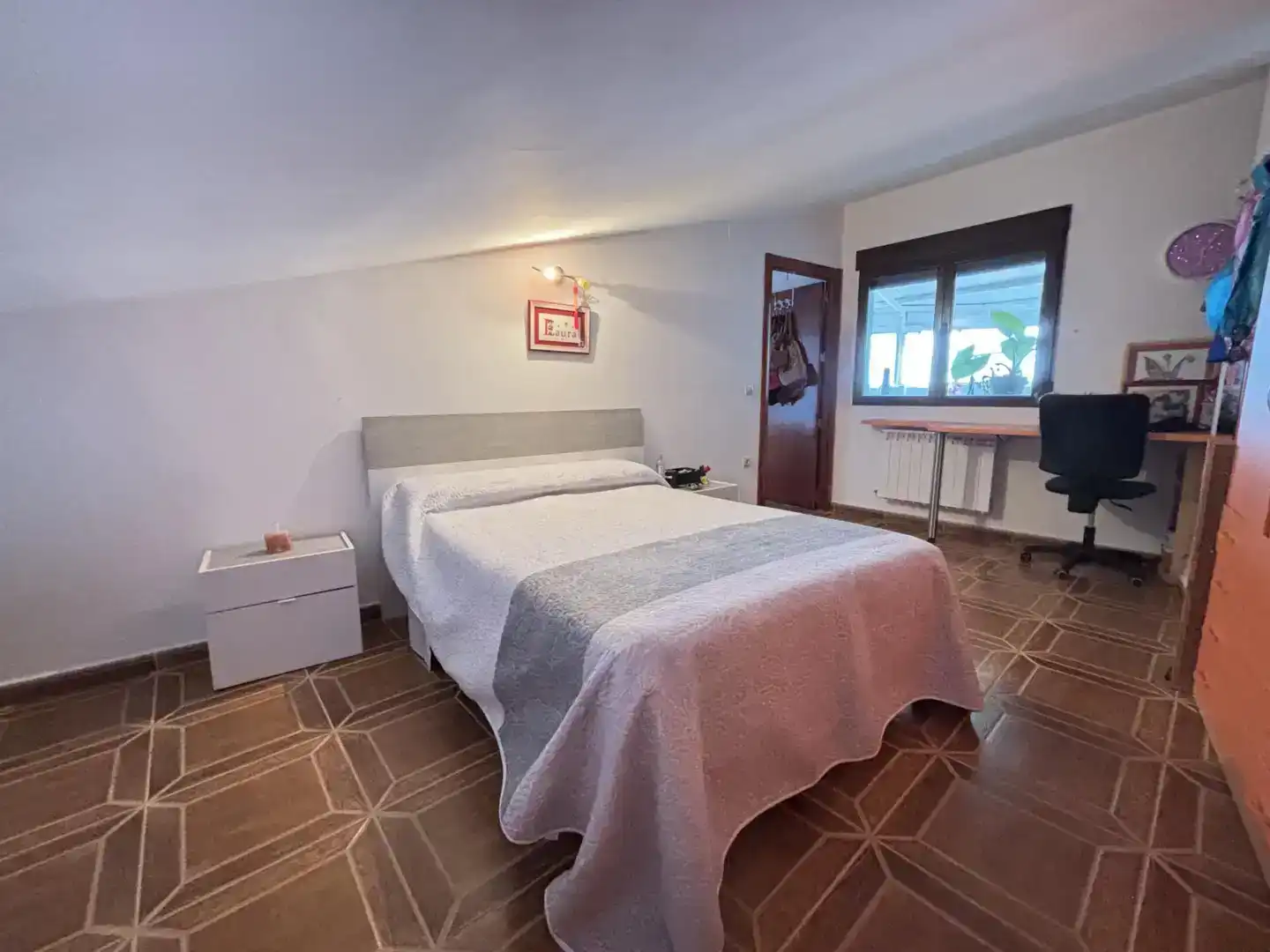 Dormitori de Casa adosada en venda en Robledo amb Parquet, Traster i Moblat