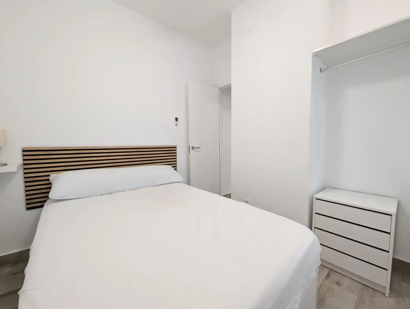 Dormitori de Apartament de lloguer en Sevilla amb Aire condicionat i Moblat