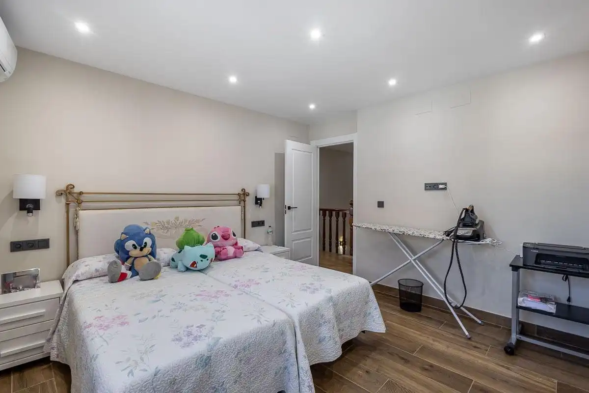 Schlafzimmer von Haus oder Chalet zum Verkauf in Peligros mit Klimaanlage, Heizung und Terrasse