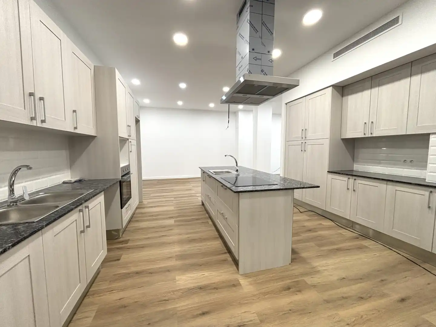 Kitchen of Flat for sale in Girona  with Air Conditioner, Heating and Parquet flooring