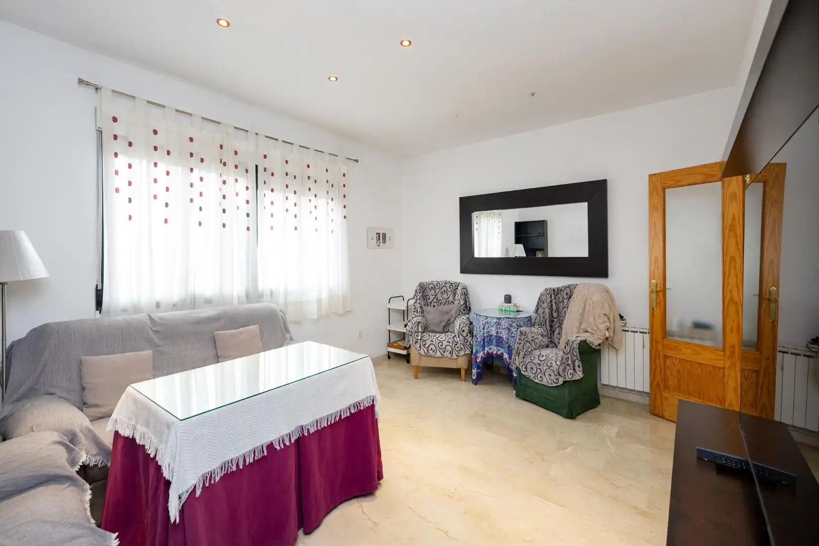 Sala de estar de Casa o chalet en venta en Jun con Jardín privado, Balcón y Alarma