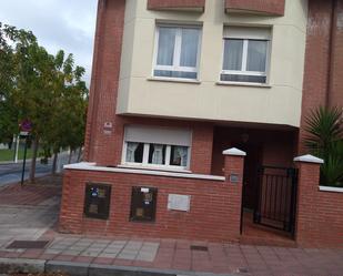 Vista exterior de Casa o xalet de lloguer en Loiu amb Calefacció, Terrassa i Traster