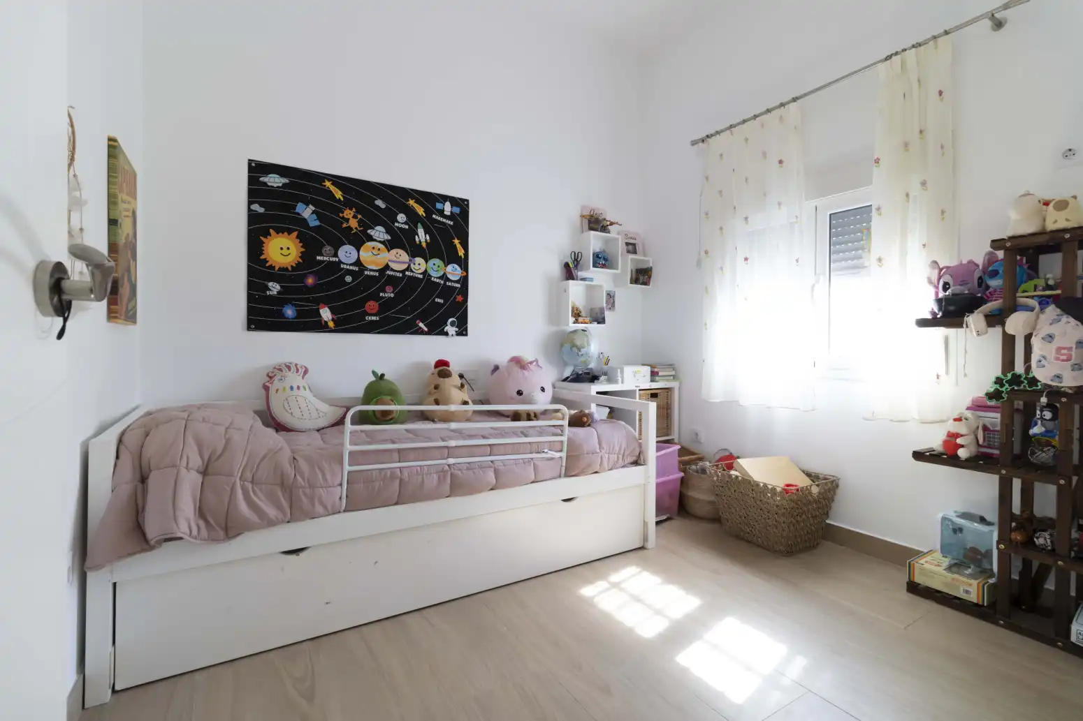 Habitación de Casa adosada en venta en Sevilla con Aire acondicionado, Trastero y Piscina