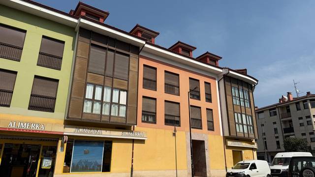 Piso en Venta en  AV LA VEGA DE SANTIAGO, 42 en Posada - Barro