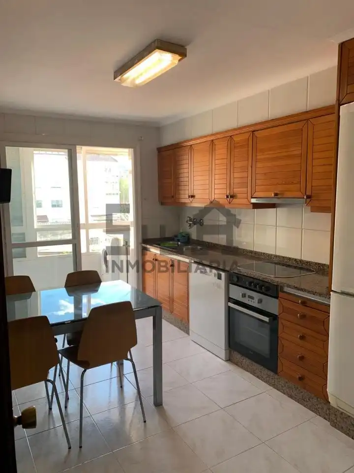 Cuina de Dúplex de lloguer en Ourense Capital  amb Calefacció, Parquet i Balcó