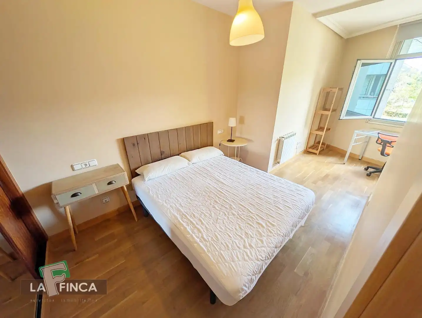 Dormitori de Apartament en venda en Oviedo  amb Calefacció, Traster i Moblat