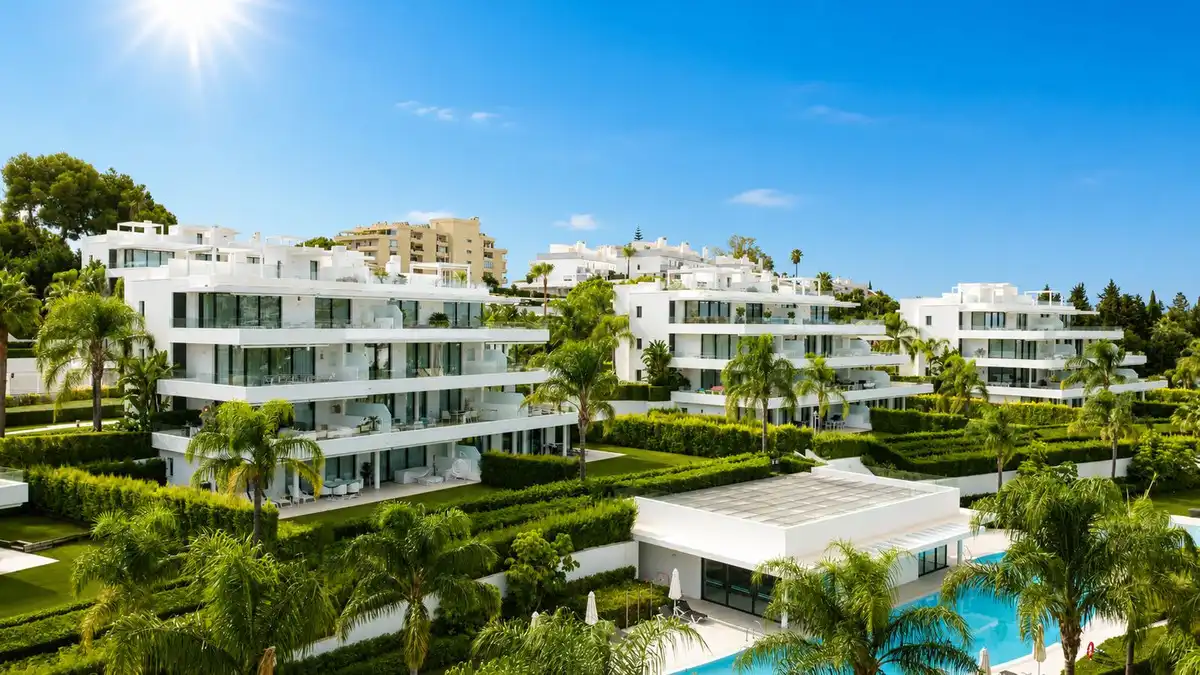 Außenansicht von Wohnungen zum Verkauf in Estepona mit Klimaanlage, Terrasse und Abstellraum