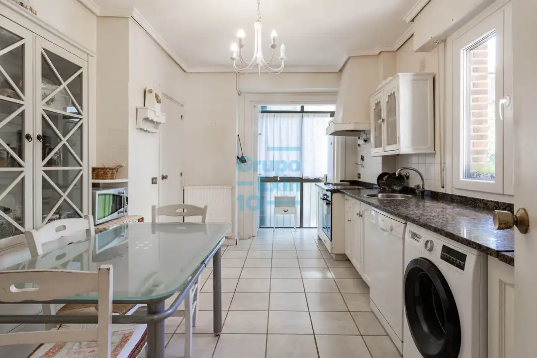 Kitchen of Flat for sale in Donostia - San Sebastián   with Heating and Storage room