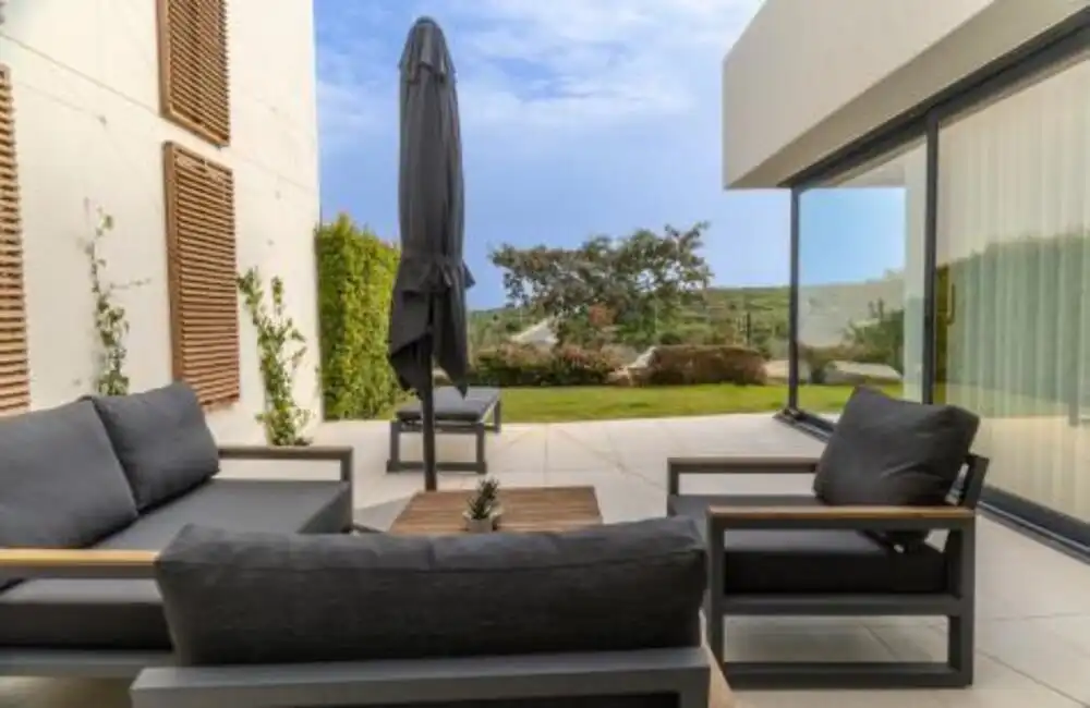 Terrasse von Einfamilien-Reihenhaus zum Verkauf in Casares mit Klimaanlage, Privatgarten und Terrasse