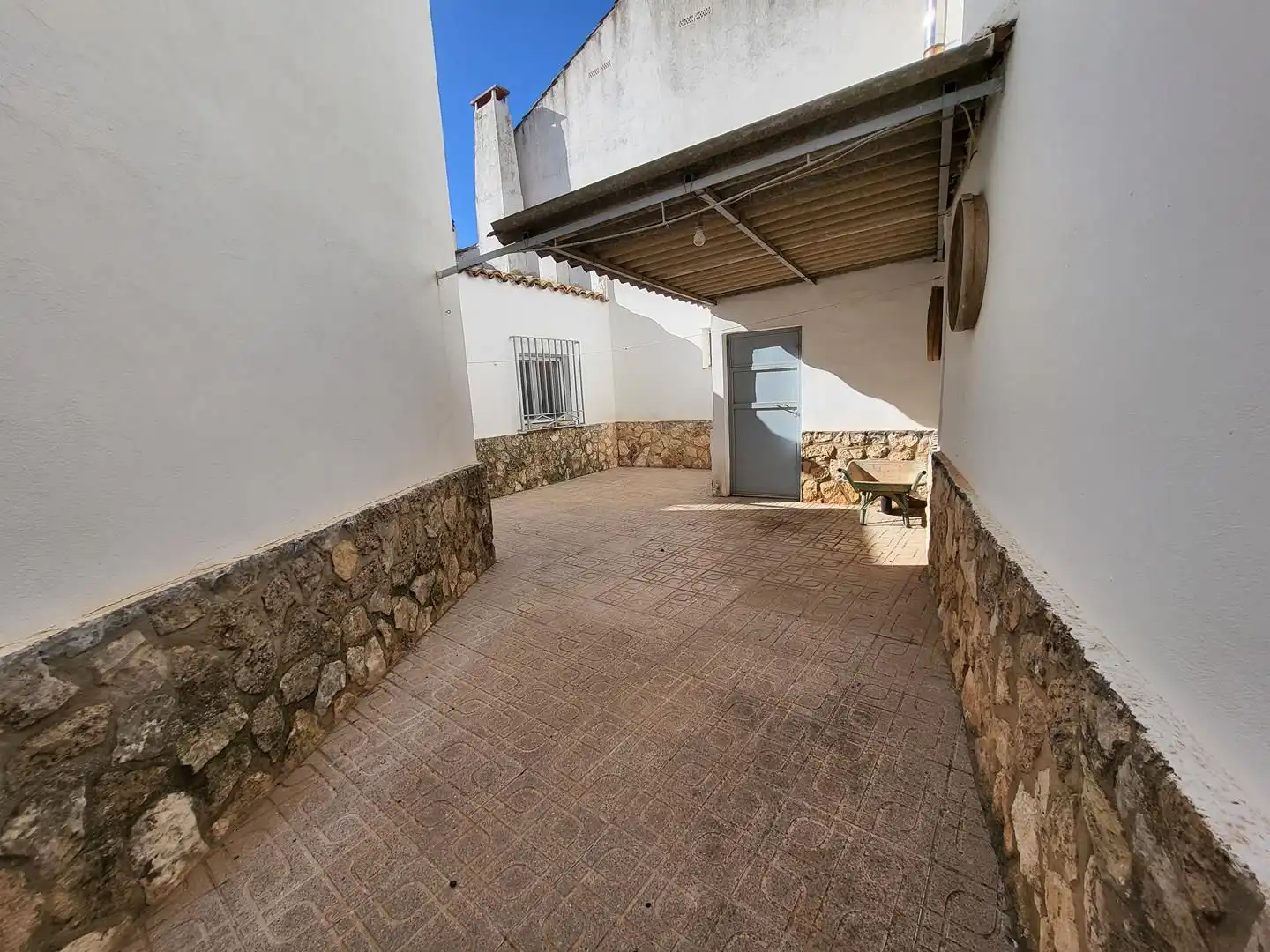 Vista exterior de Casa o xalet en venda en Sisante amb Calefacció, Terrassa i Moblat