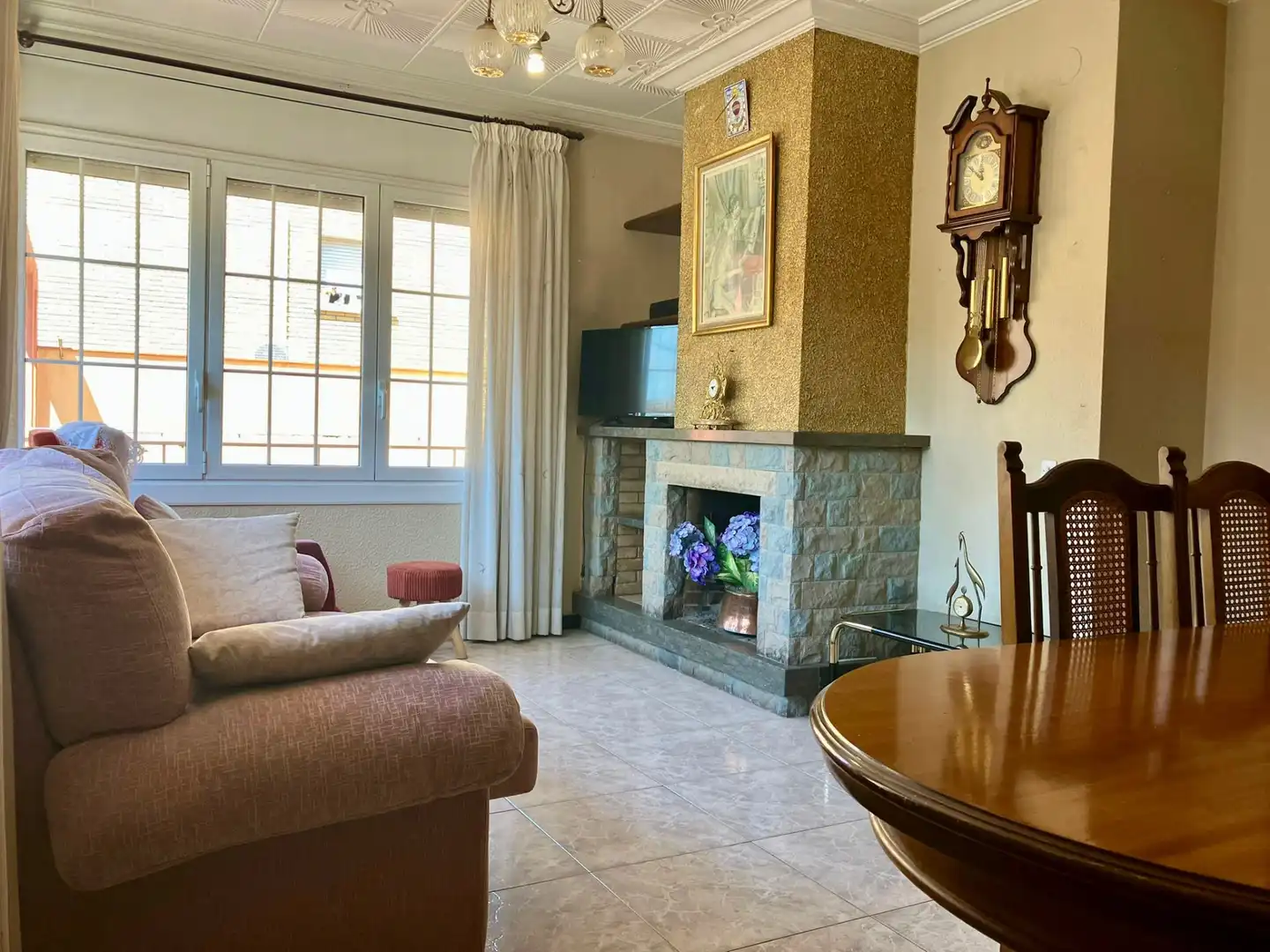 Sala d'estar de Casa o xalet en venda en Olot amb Calefacció, Terrassa i Balcó