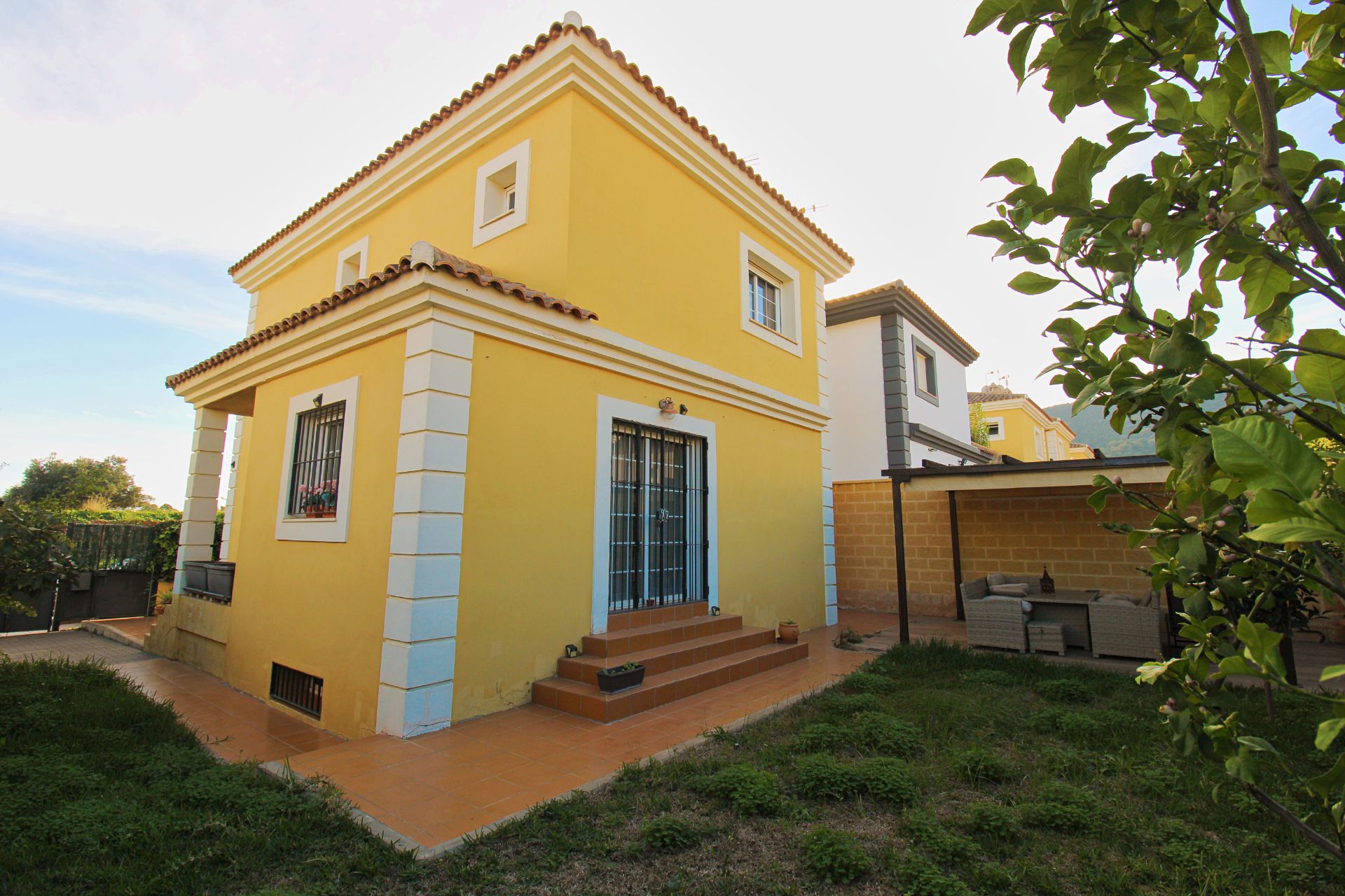 Vista exterior de Casa o xalet en venda en Alhaurín de la Torre amb Aire condicionat, Jardí privat i Terrassa