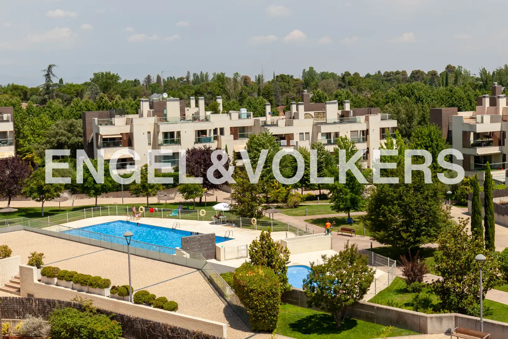 Vista exterior de Ático de alquiler en Pozuelo de Alarcón con Calefacción, Jardín privado y Terraza