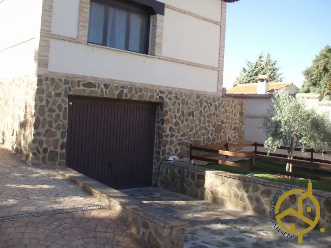 Garden of Houses for sale in Nambroca  with Air Conditioner, Heating and Private garden