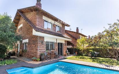 Exterior view of House or chalet for sale in Sant Cugat del Vallès  with Air Conditioner and Swimming Pool