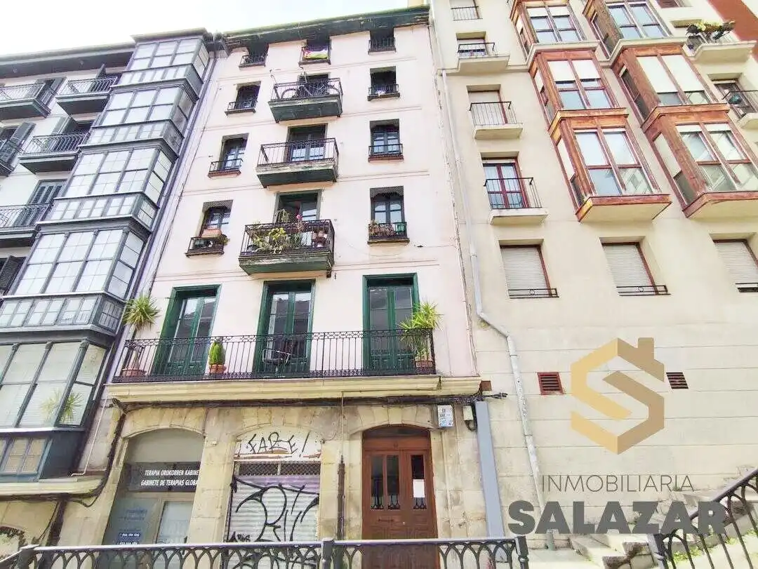 Vista exterior de Pis en venda en Bilbao  amb Calefacció, Parquet i Traster