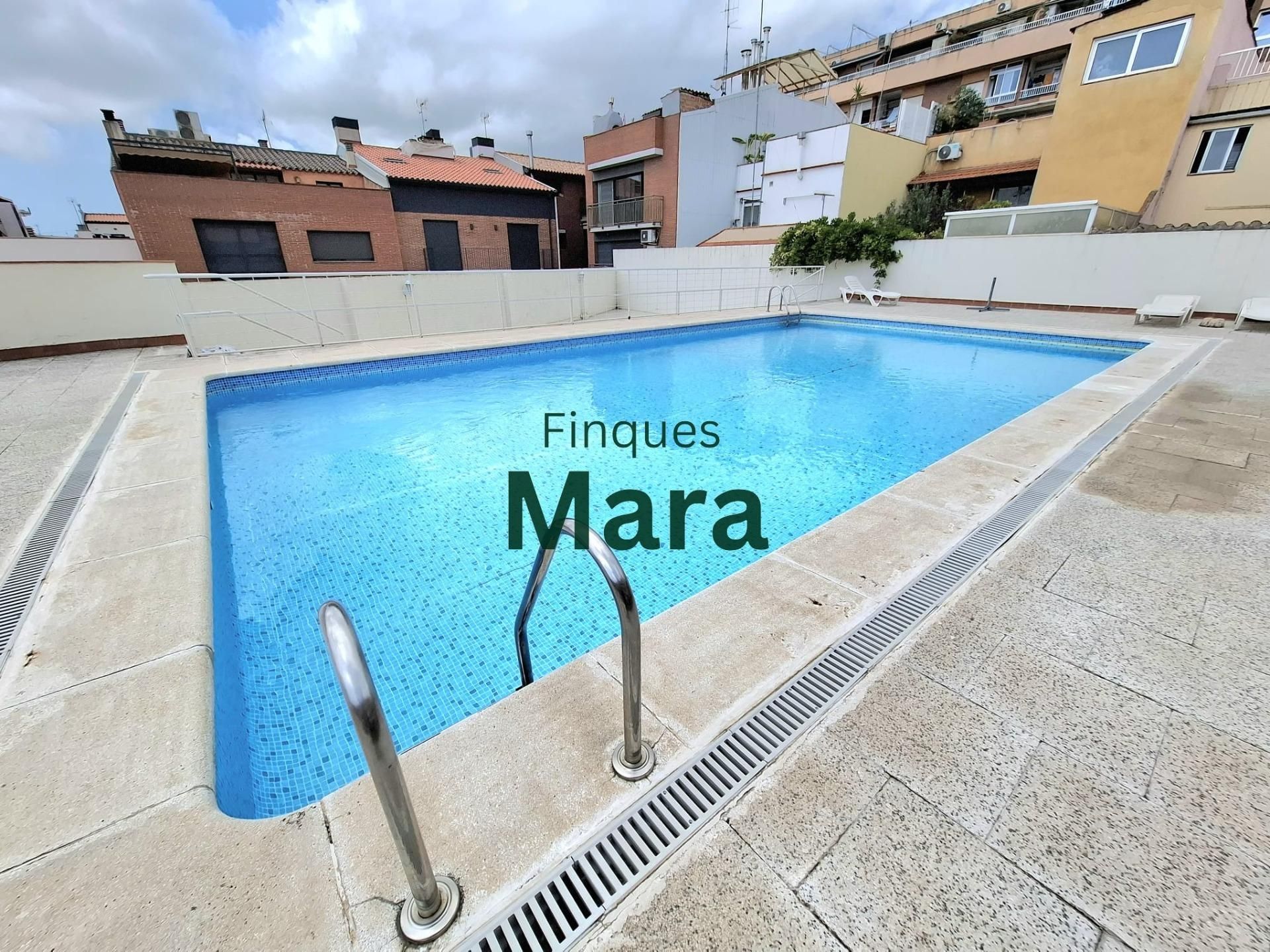 Piscina de Casa adosada en venda en Sant Boi de Llobregat amb Aire condicionat, Calefacció i Terrassa