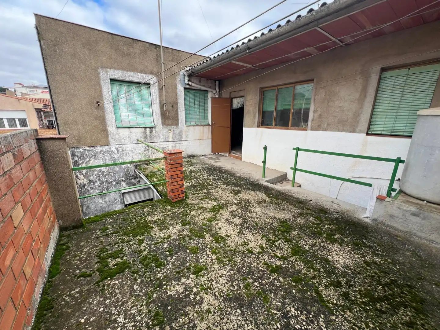 Vista exterior de Casa o xalet en venda en Almadén amb Terrassa i Moblat