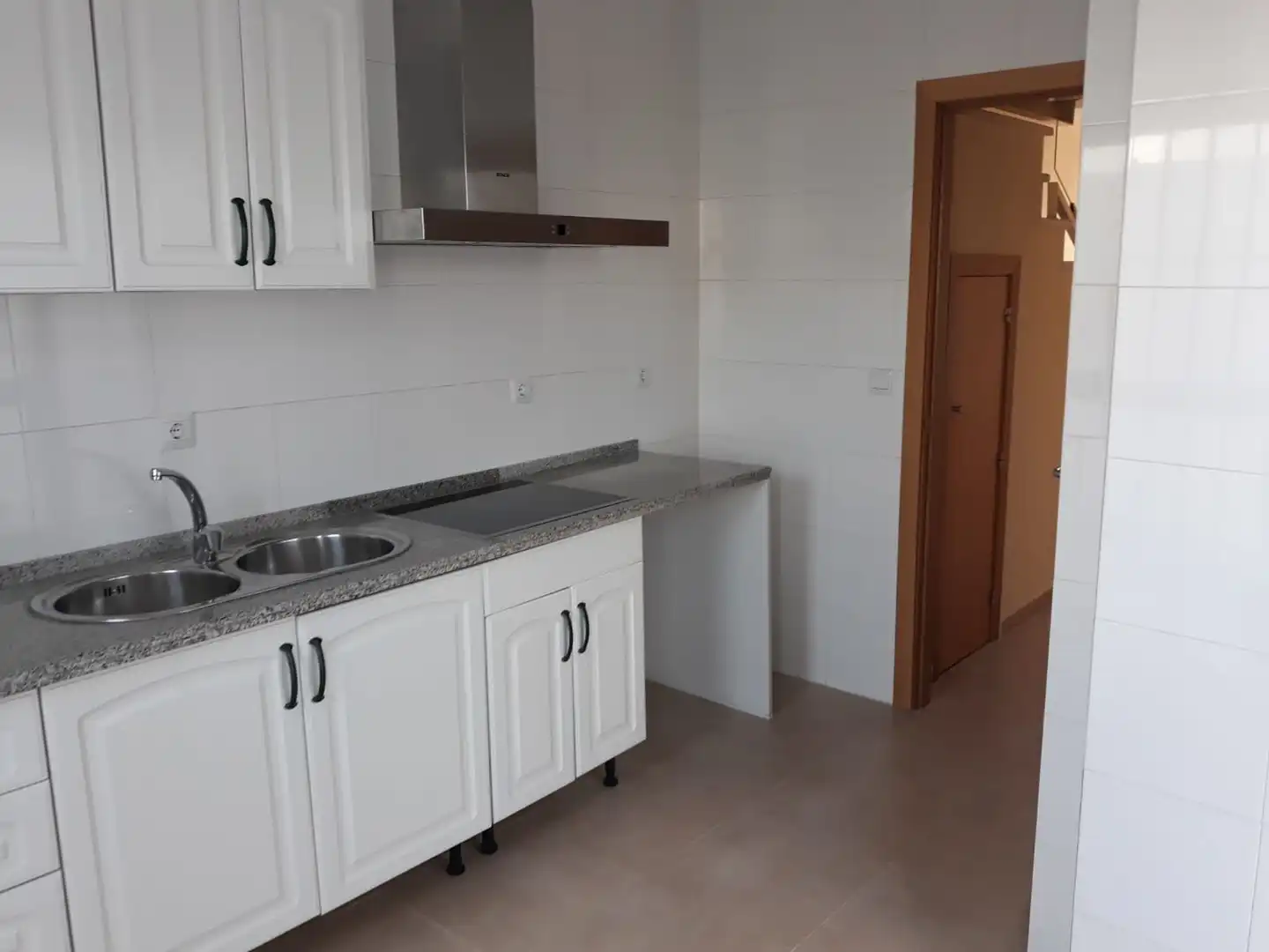 Cuina de Casa adosada de lloguer en Huévar del Aljarafe amb Jardí privat i Terrassa