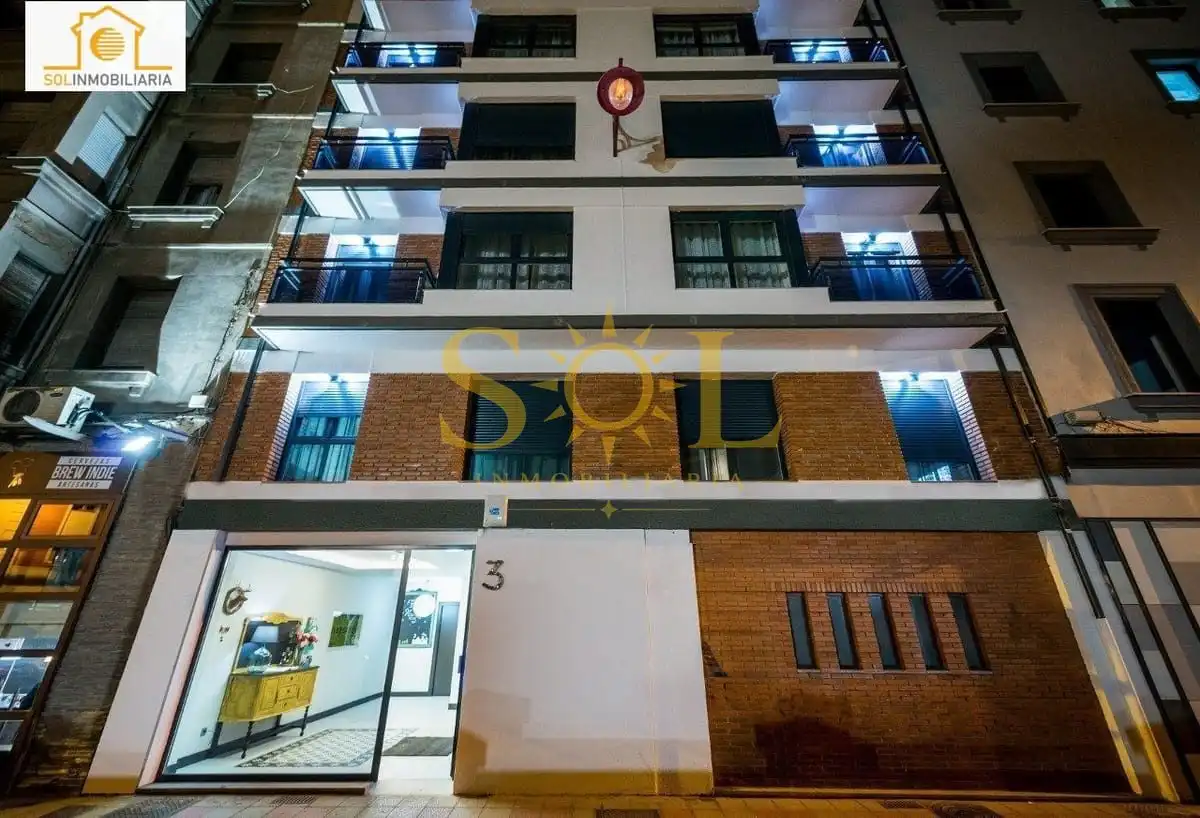 Vista exterior de Pis en venda en León Capital  amb Calefacció, Moblat i TV