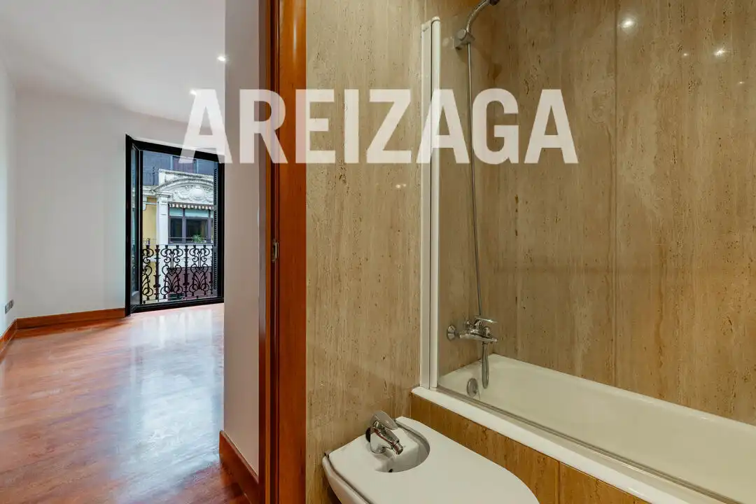 Bathroom of Flat for sale in Donostia - San Sebastián   with Heating and Balcony