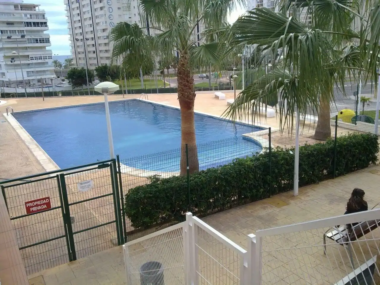 Schwimmbecken von Einfamilien-Reihenhaus zum Verkauf in Cullera mit Klimaanlage, Terrasse und Möbliert