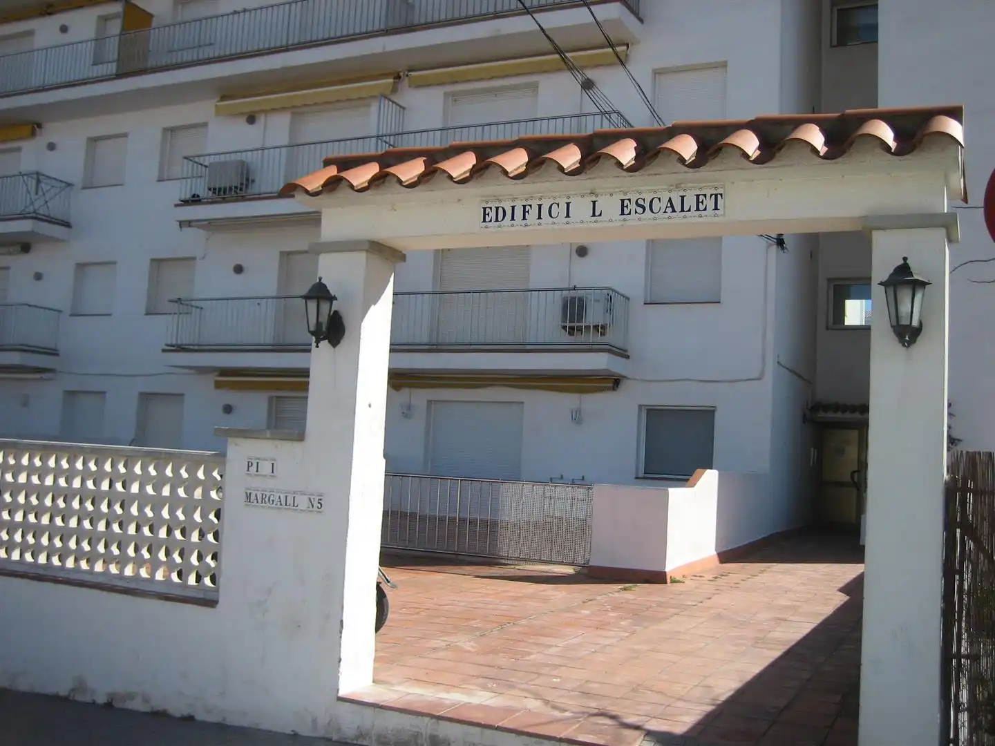 Vista exterior de Apartament en venda en L'Escala amb Calefacció, Jardí privat i Parquet