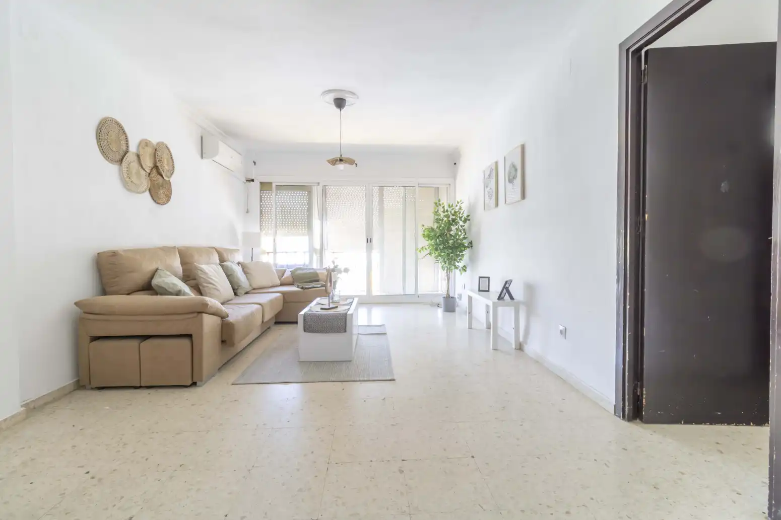Sala d'estar de Pis en venda en Alcalá de Guadaira amb Aire condicionat, Jardí privat i Terrassa