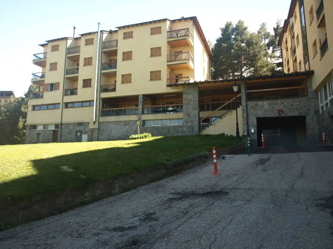 Vista exterior de Apartamento en venta en Alp con Calefacción y Terraza