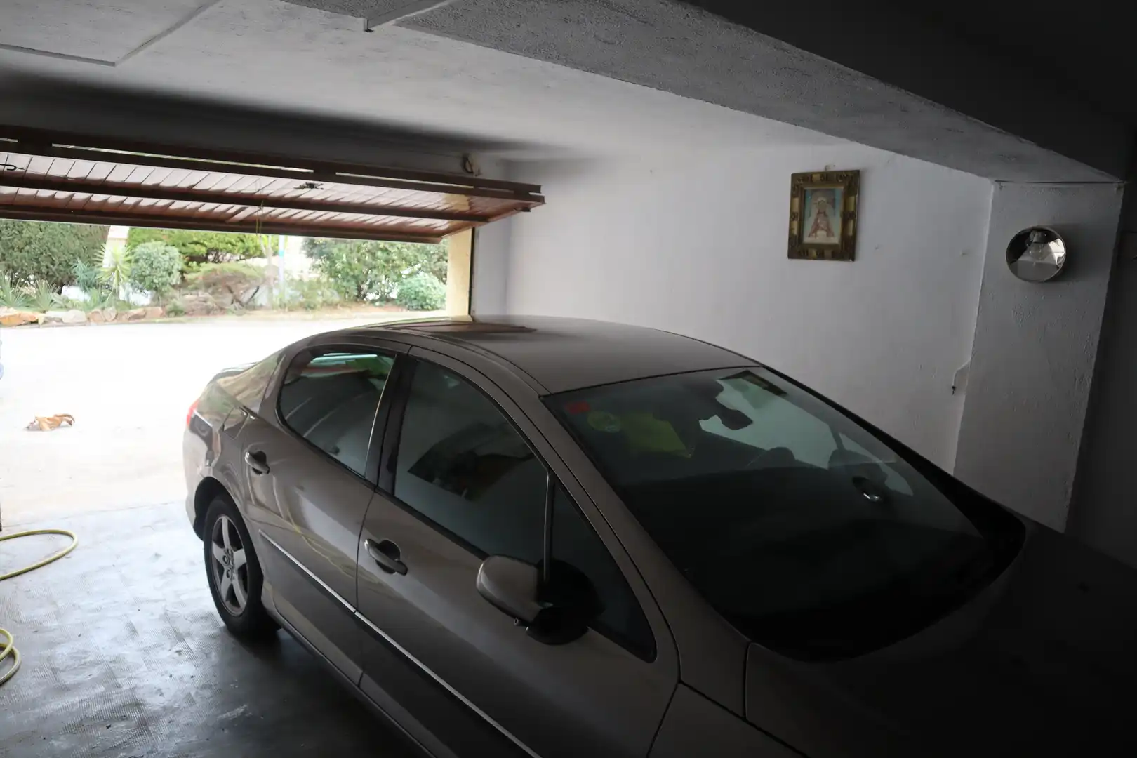 Parkplatz von Einfamilien-Reihenhaus zum Verkauf in Tossa de Mar mit Klimaanlage, Privatgarten und Terrasse