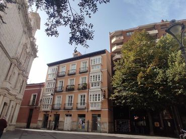 Pis amb balcó en venda a Plaza SALVADOR
