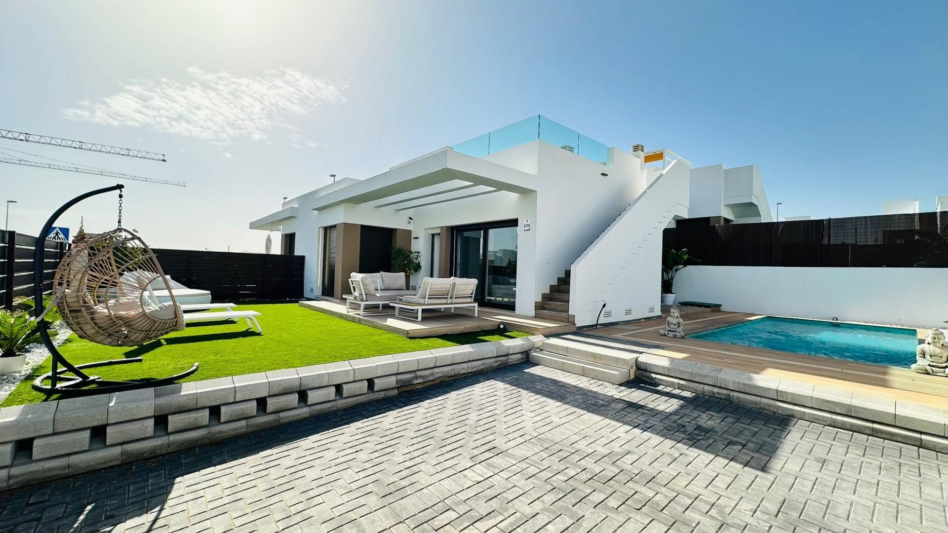 Vista exterior de Casa o xalet en venda en Orihuela amb Aire condicionat, Jardí privat i Terrassa