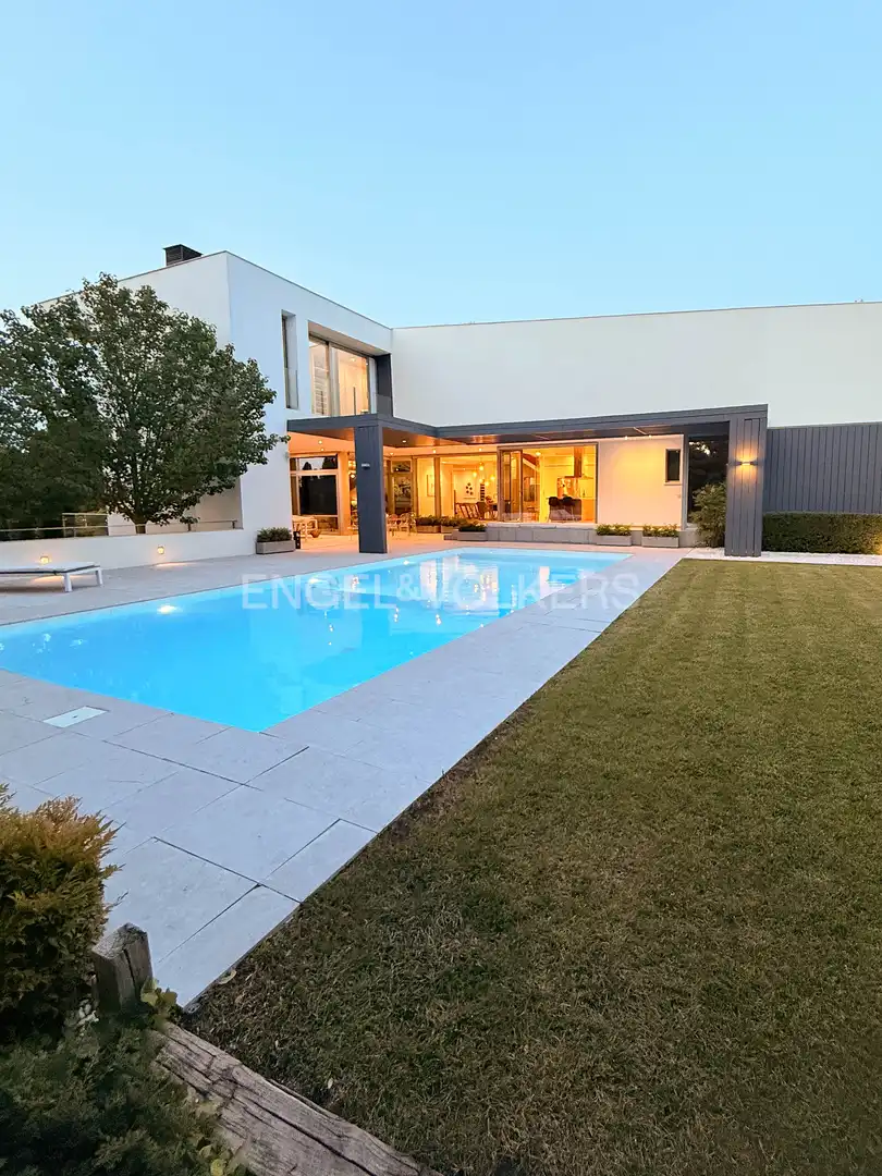 Piscina de Casa o chalet en venta en Boadilla del Monte con Aire acondicionado, Calefacción y Jardín privado