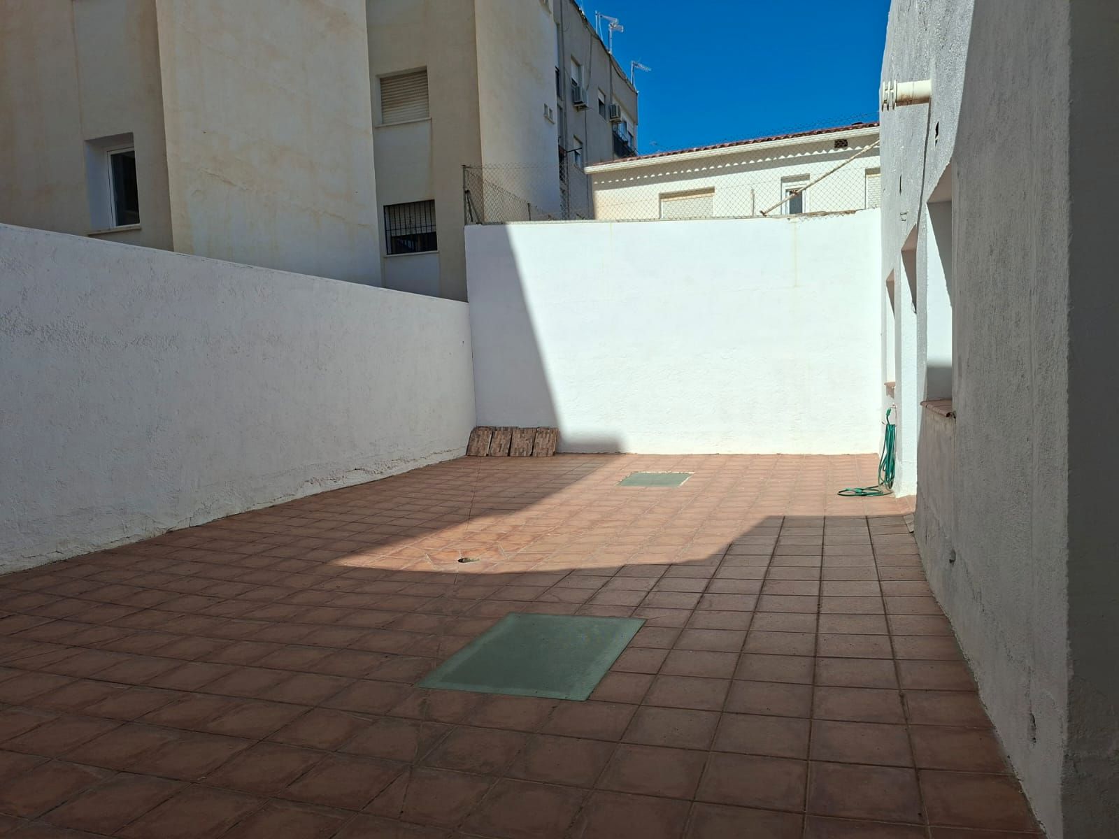 Vista exterior de Pis per a compartir en  Granada Capital amb Calefacció, Parquet i Moblat
