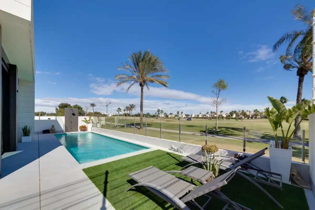 Chalet con piscina en venta en El Pinar de Campoverde, imagen 4