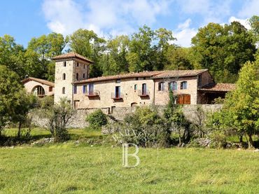 Casa rústica amb jardí en venda a Camprodon