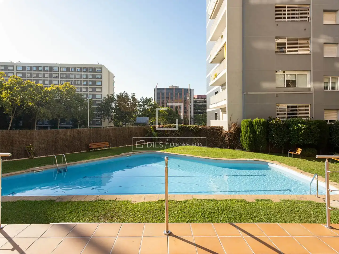 Piscina de Pis en venda en Barcelona amb Aire condicionat, Terrassa i Balcó