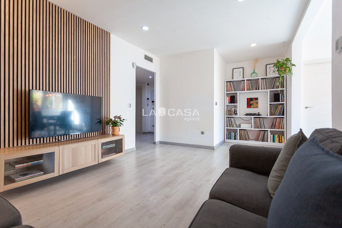 Sala d'estar de Pis en venda en L'Hospitalet de Llobregat amb Balcó