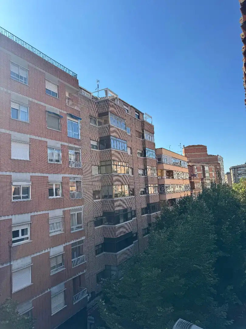 Vista exterior de Àtic en venda en Valladolid amb Calefacció, Parquet i Terrassa