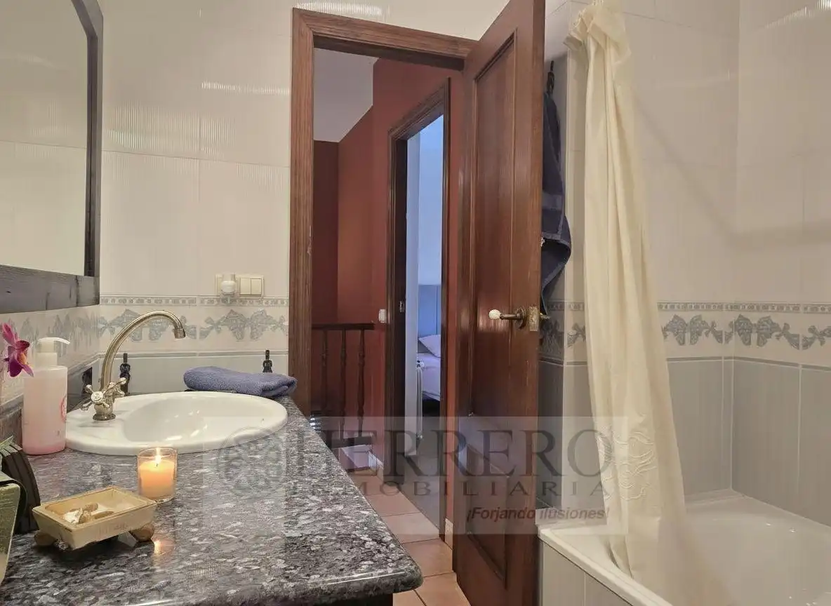 Baño de Casa adosada en venta en Gandia con Aire acondicionado, Calefacción y Jardín privado