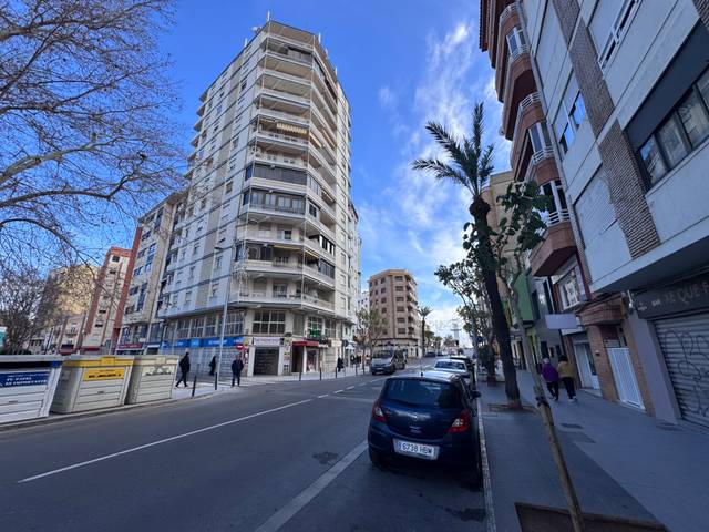 Local comercial en Alquiler en Avinguda del Port, 12 en El Grao