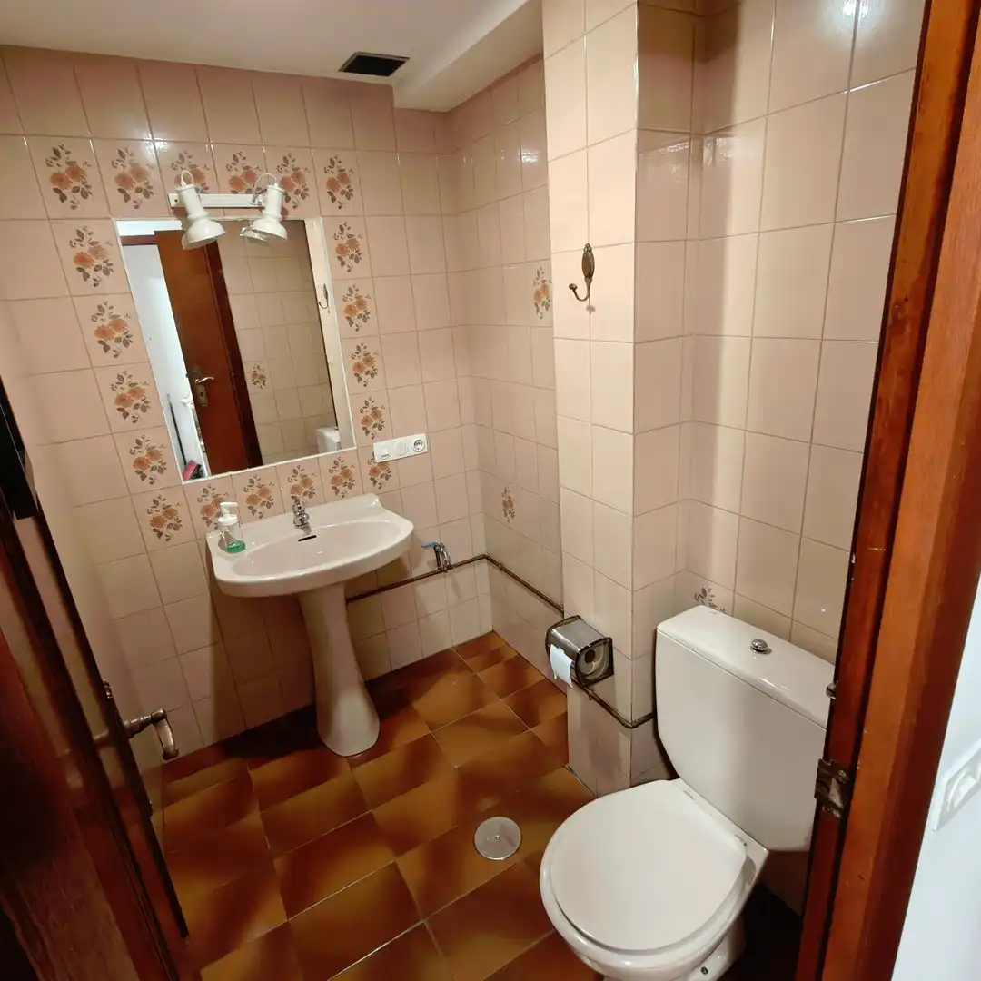 Badezimmer von Büro zur Miete in A Coruña Capital  mit Möbliert