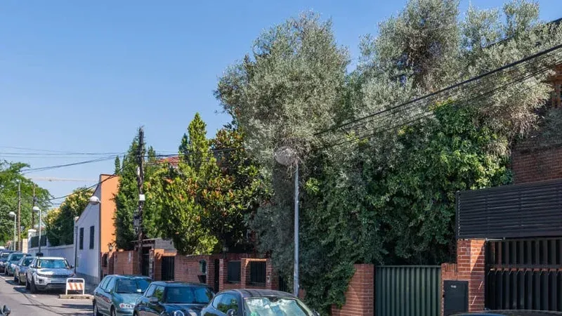 Vista exterior de Casa o xalet en venda en  Madrid Capital amb Jardí privat, Terrassa i Piscina