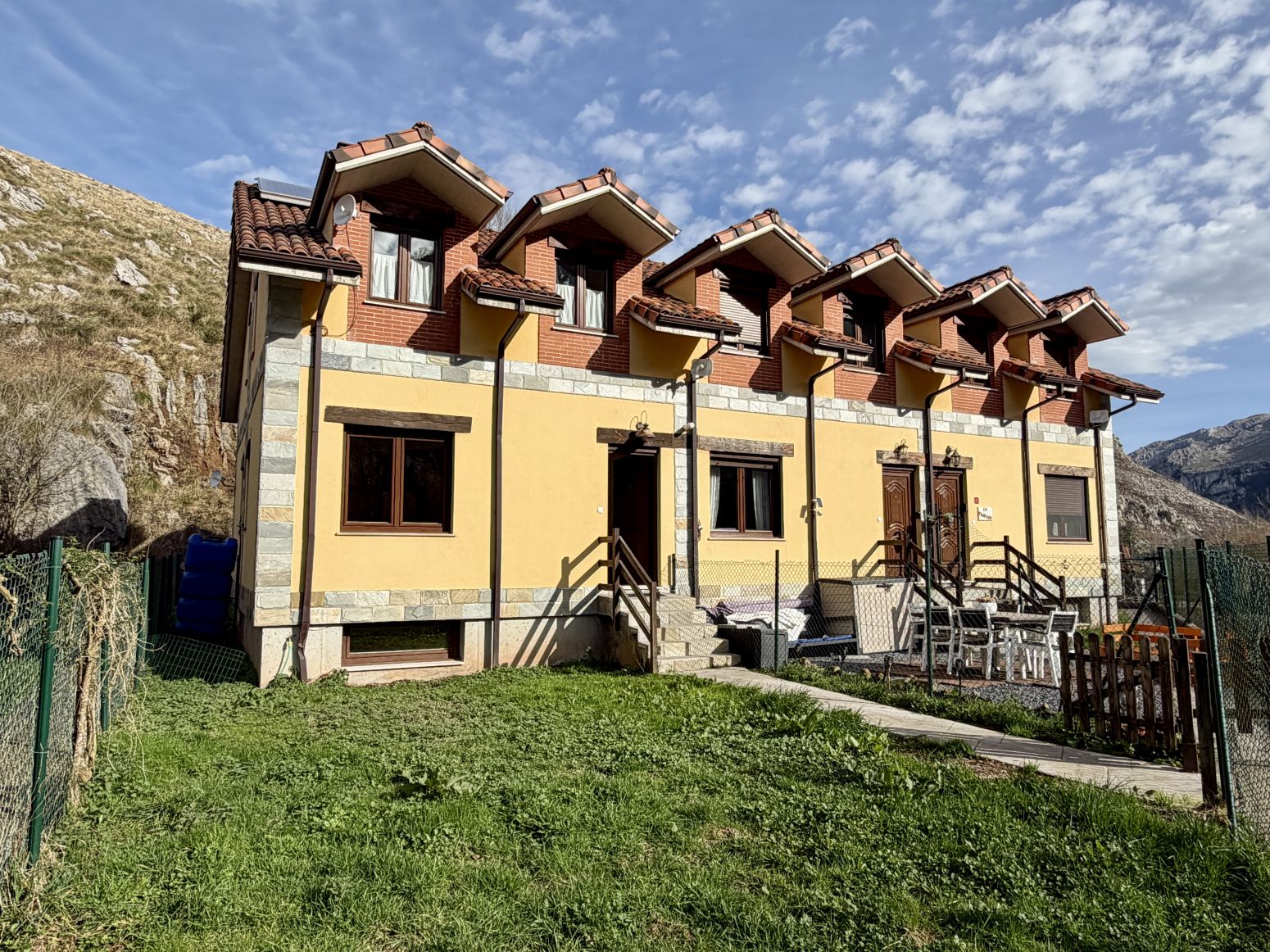 Vista exterior de Casa adosada en venta en San Roque de Riomiera con Calefacción y Jardín privado