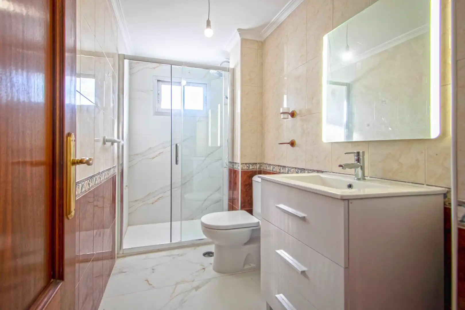 Bathroom of Flat for sale in Sevilla  with Air Conditioner